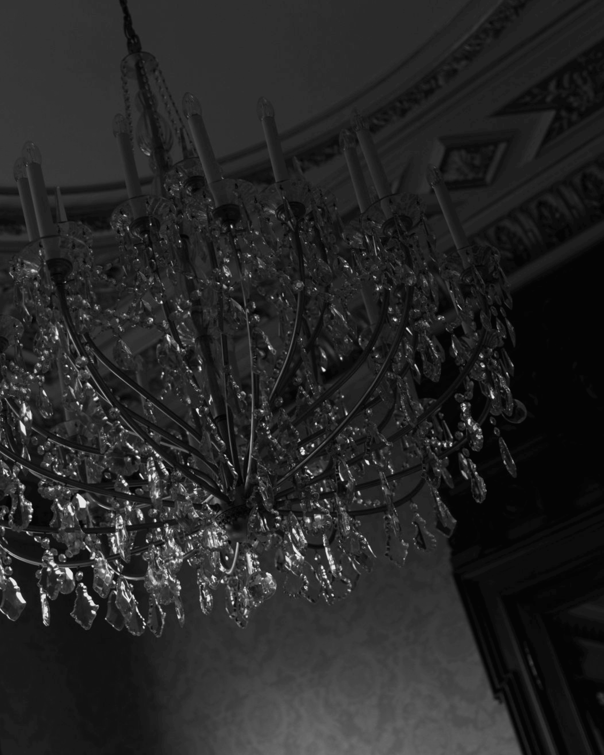 Detailaufnahme eines prunkvollen Kristallleuchters in historischem Hochzeitsambiente