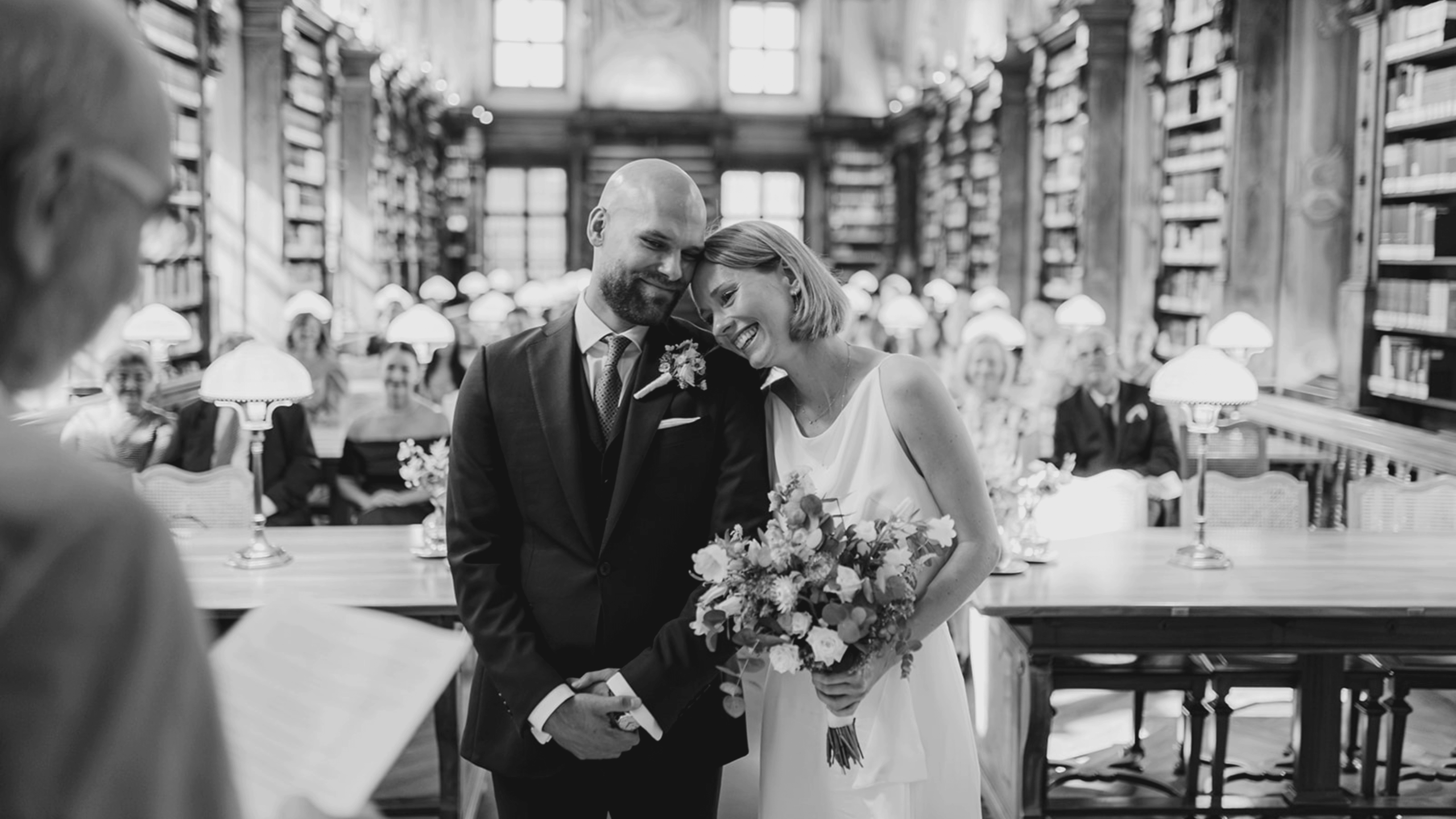 Braut und Bräutigam in einem intimen Moment am Hochzeitstag