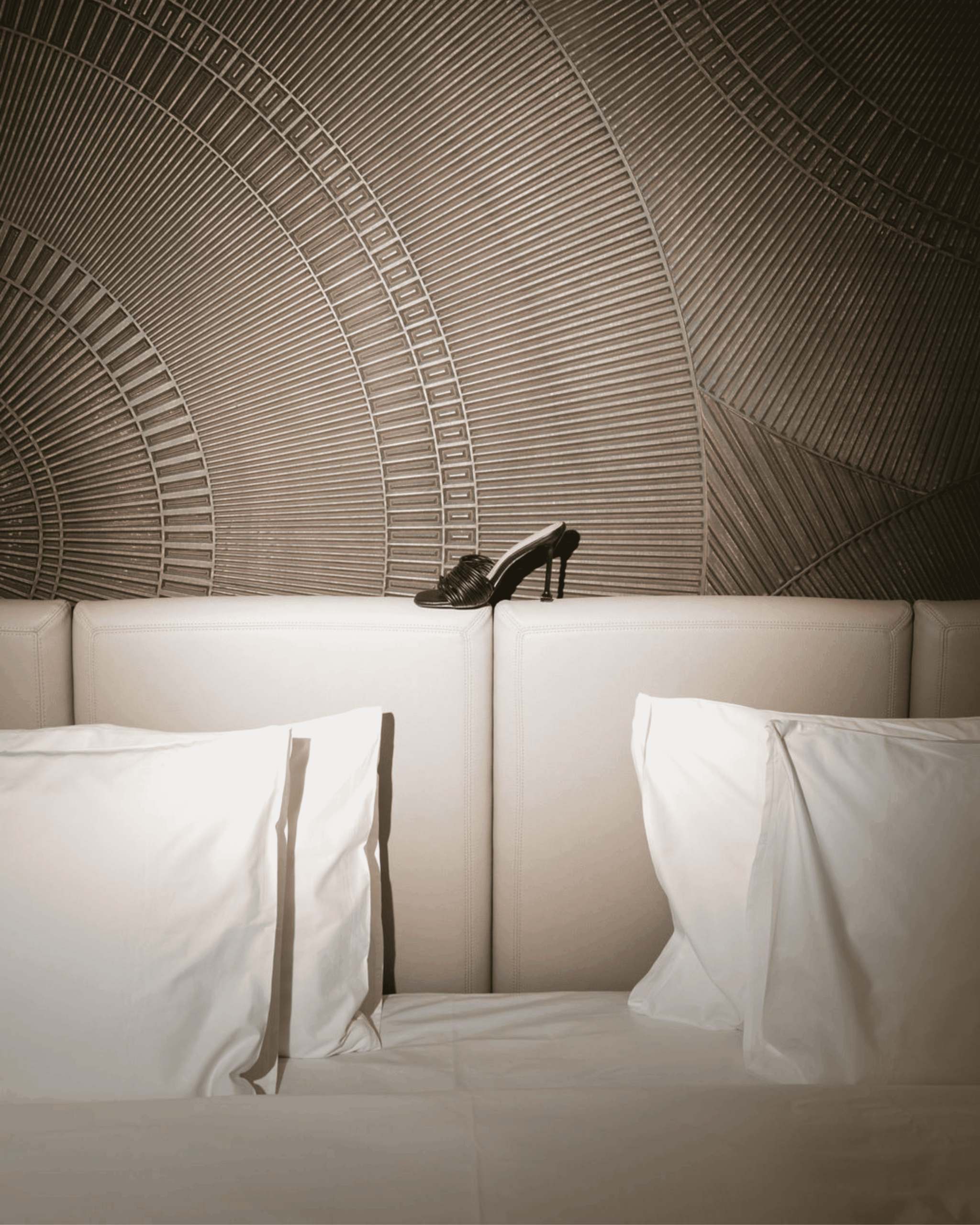 Brautschuhe auf elegantem Bett in stilvollem Hochzeitszimmer