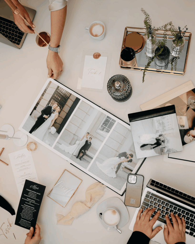 Wedding Plannerinnen besprechen Hochzeitskonzept am Tisch